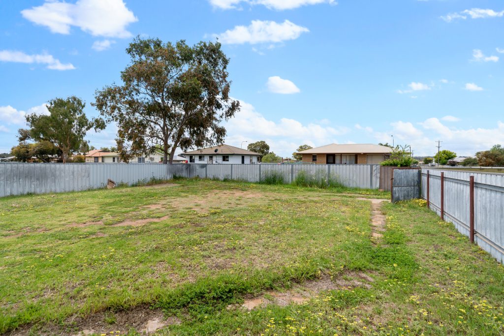 1 Lady Loch Crescent, Narrandera NSW 2700 - photo 10
