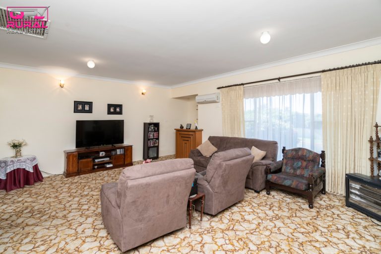 61 Jellicoe Street, Temora NSW 2666 - photo 5