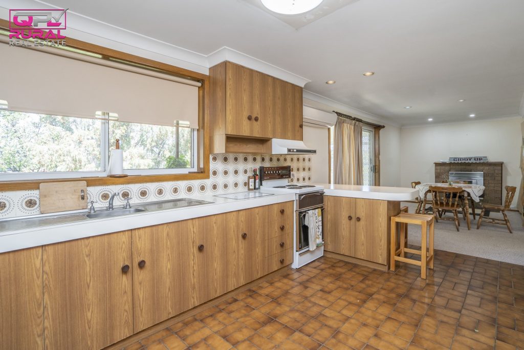 285 Burley Griffin Way, Temora NSW 2666 - photo 12