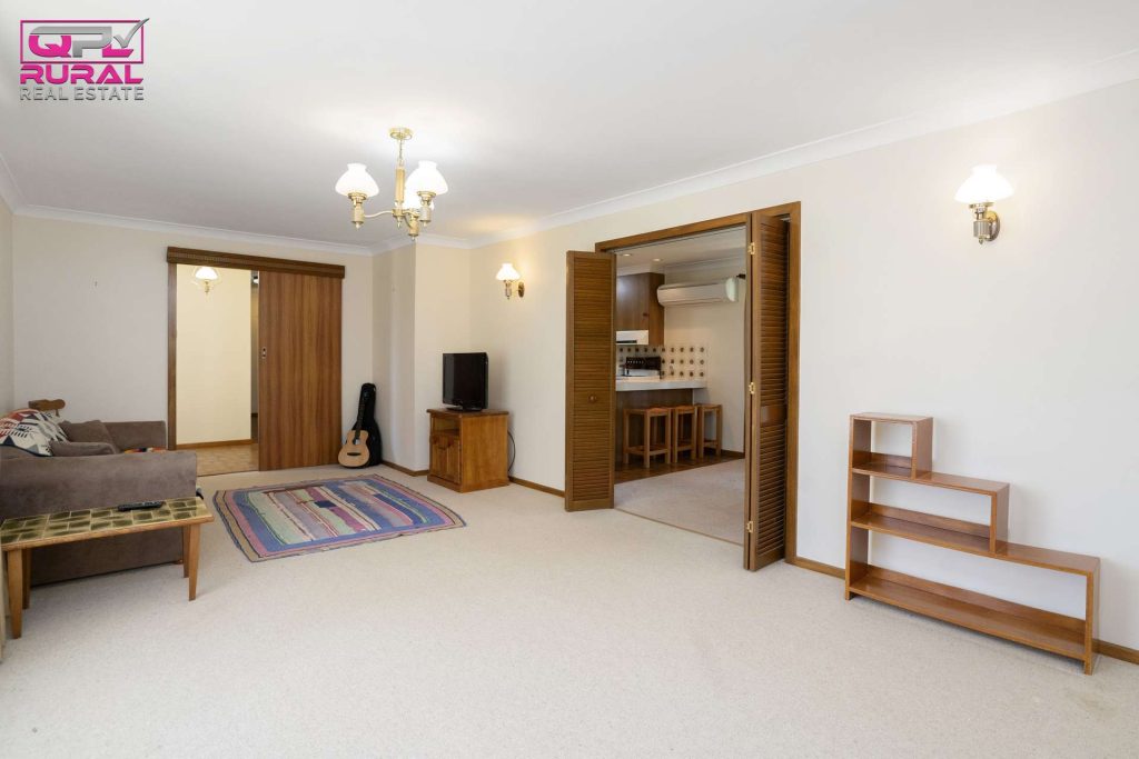 285 Burley Griffin Way, Temora NSW 2666 - photo 8