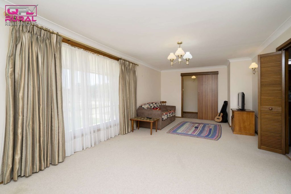285 Burley Griffin Way, Temora NSW 2666 - photo 9