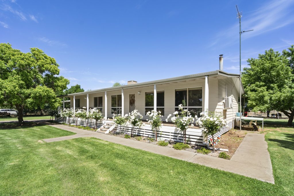 126 Toorak Road, Leeton NSW 2705 - photo 2