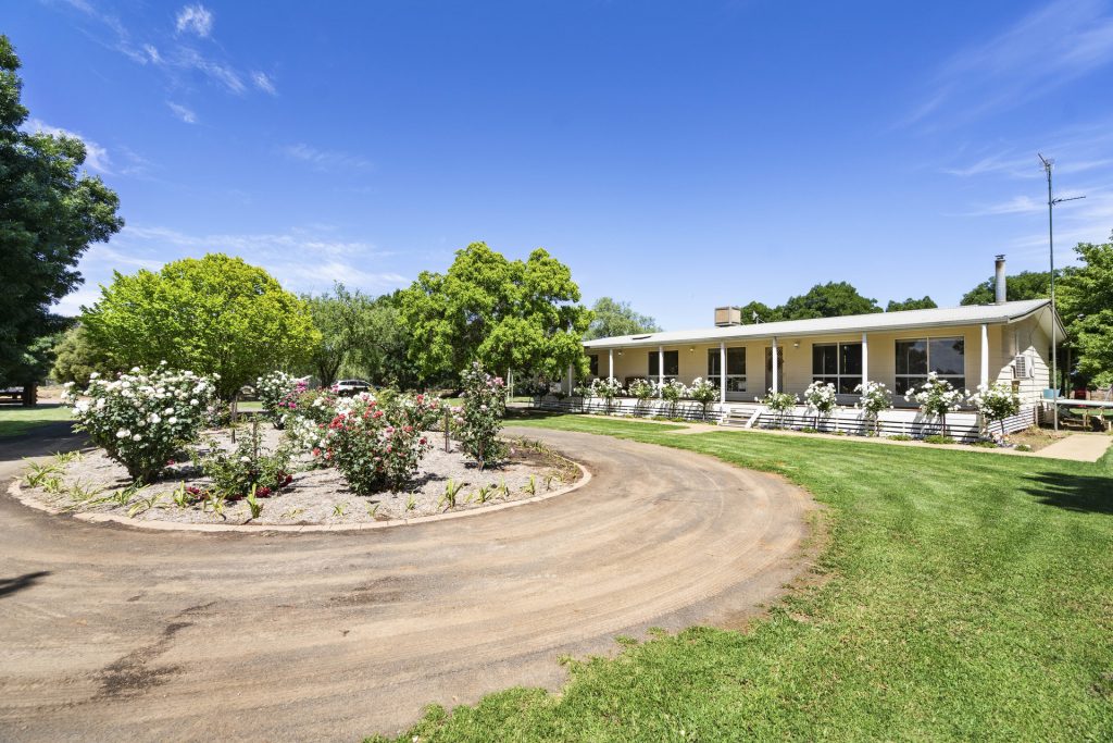 126 Toorak Road, Leeton NSW 2705 - photo 5