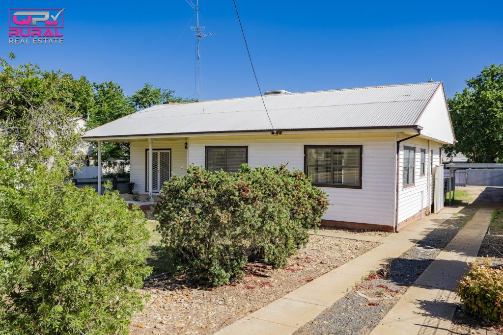 17 Larmer Street, Narrandera NSW 2700 - photo 2