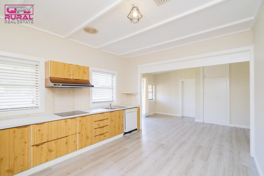 17 Larmer Street, Narrandera NSW 2700 - photo 4