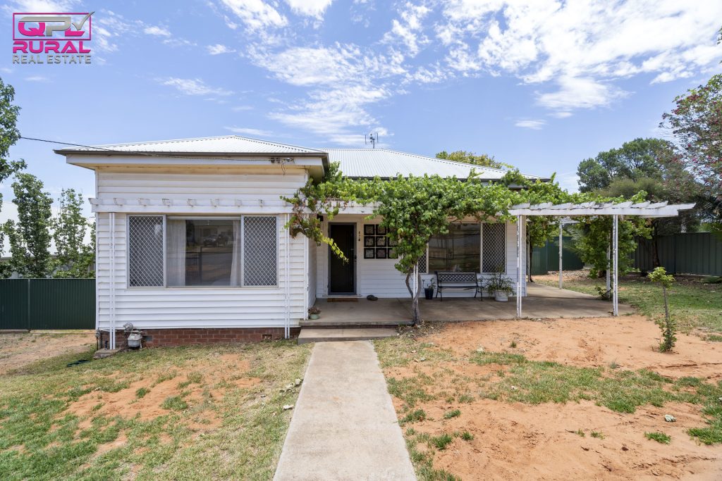 16 Roberts Street, Narrandera NSW 2700 - photo 2