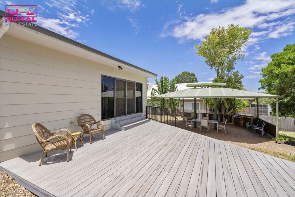 16 Roberts Street, Narrandera NSW 2700 - photo 12