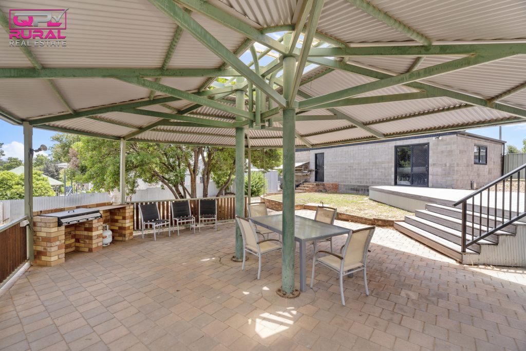 16 Roberts Street, Narrandera NSW 2700 - photo 13