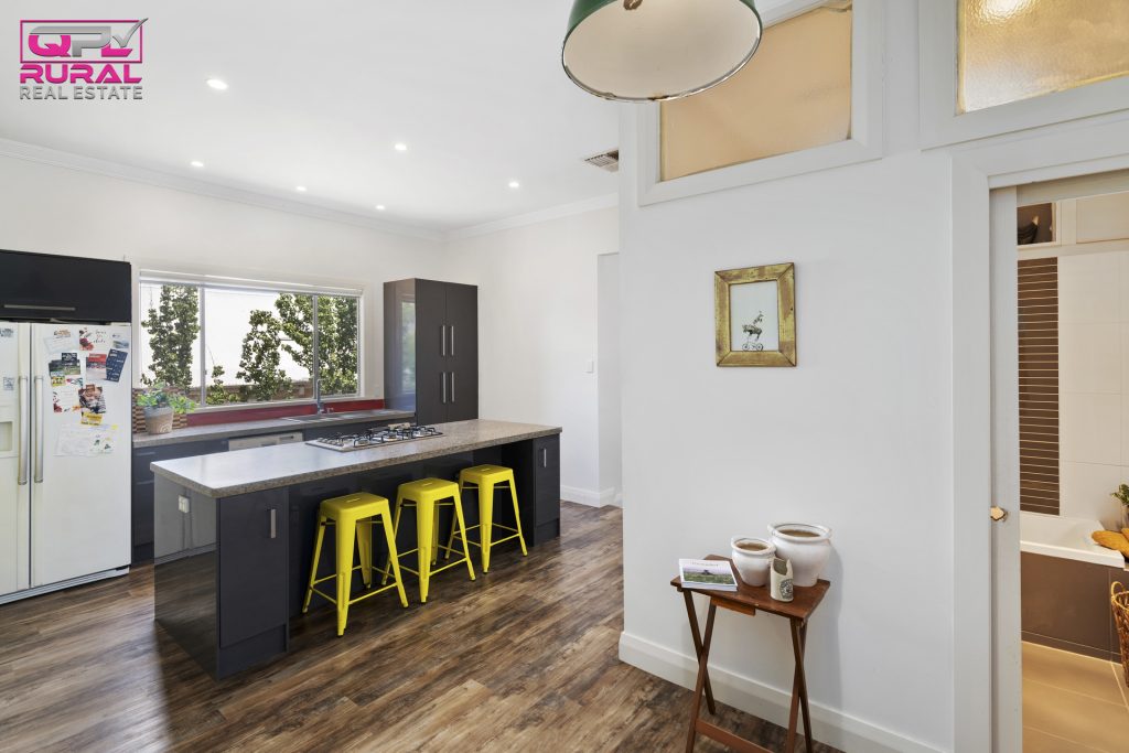 16 Roberts Street, Narrandera NSW 2700 - photo 4