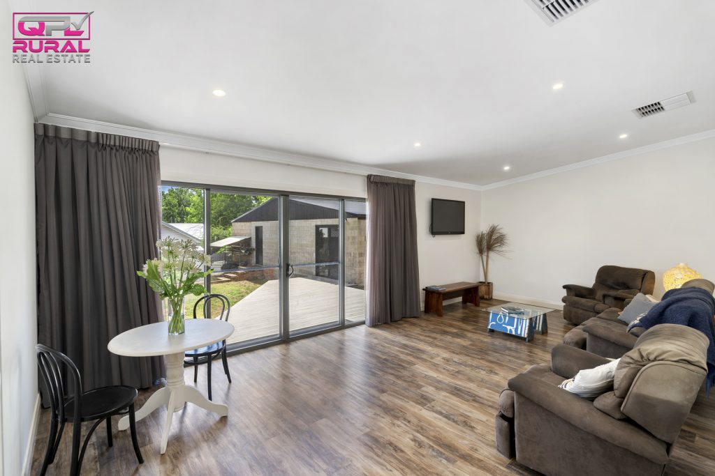 16 Roberts Street, Narrandera NSW 2700 - photo 5