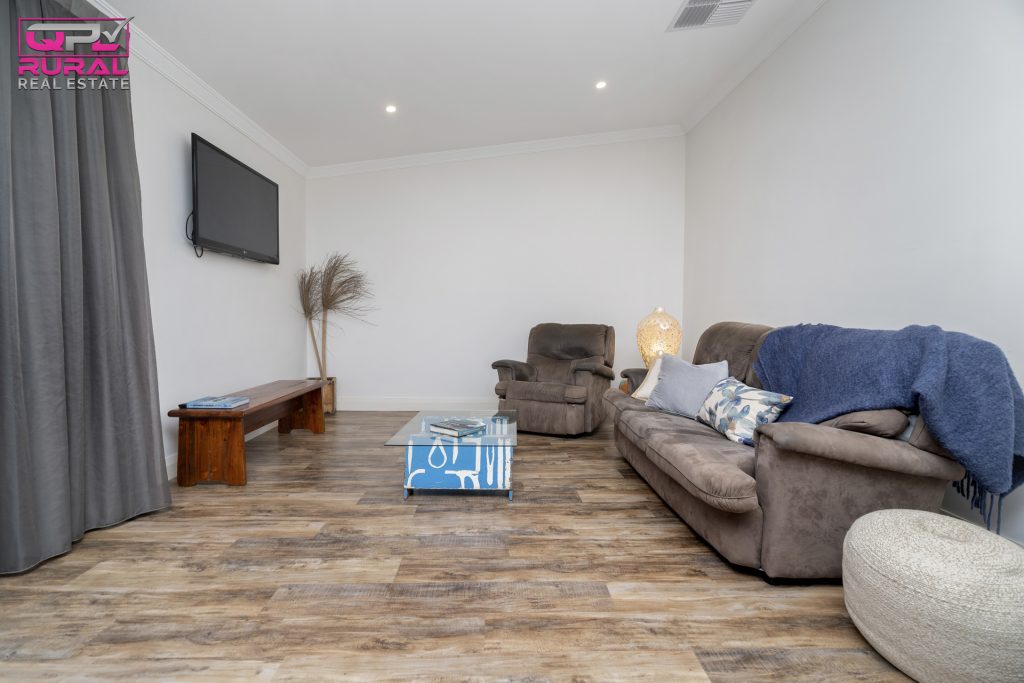 16 Roberts Street, Narrandera NSW 2700 - photo 6
