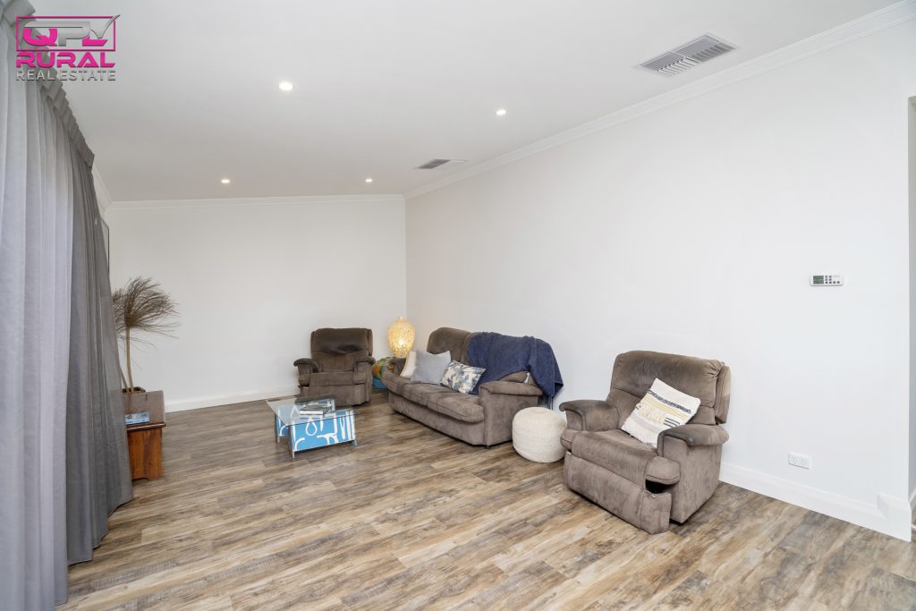 16 Roberts Street, Narrandera NSW 2700 - photo 7