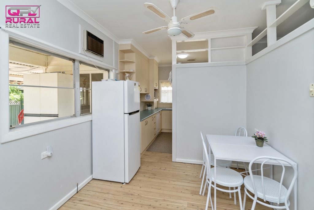 11 Larmer Street, Narrandera NSW 2700 - photo 4