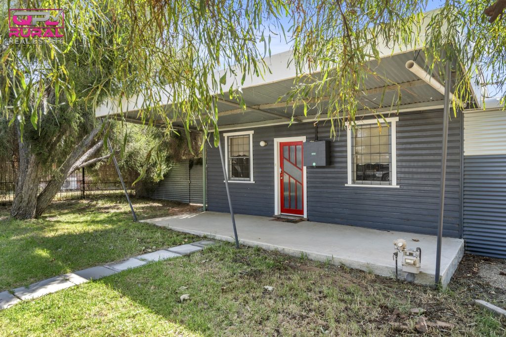 33 Arthur Street, Narrandera NSW 2700 - photo 2