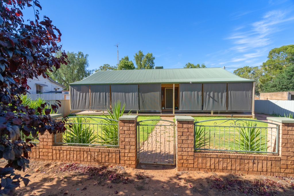 142 Larmer Street, Narrandera NSW 2700 - photo 2