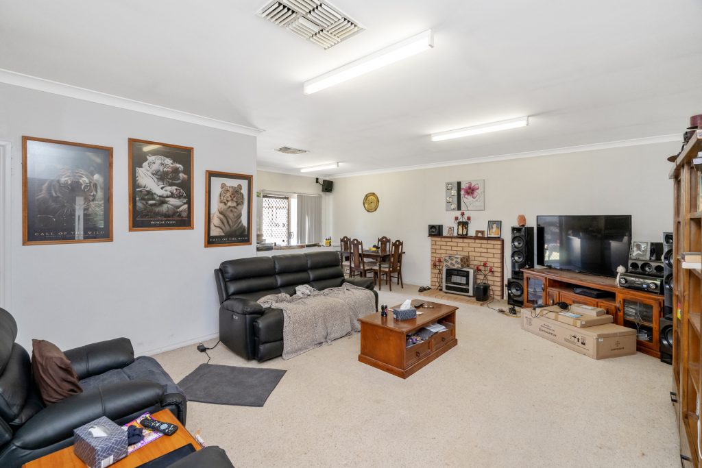 142 Larmer Street, Narrandera NSW 2700 - photo 6