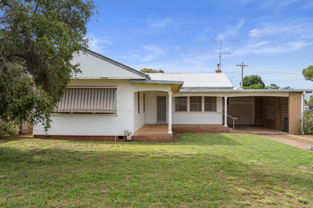 21 Dalgetty Street, Narrandera NSW 2700 - photo 2