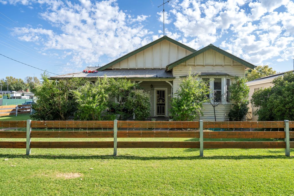 19 Victoria Avenue, Narrandera NSW 2700 - photo 2
