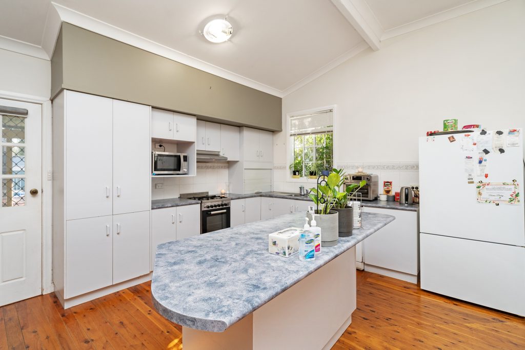 19 Victoria Avenue, Narrandera NSW 2700 - photo 3