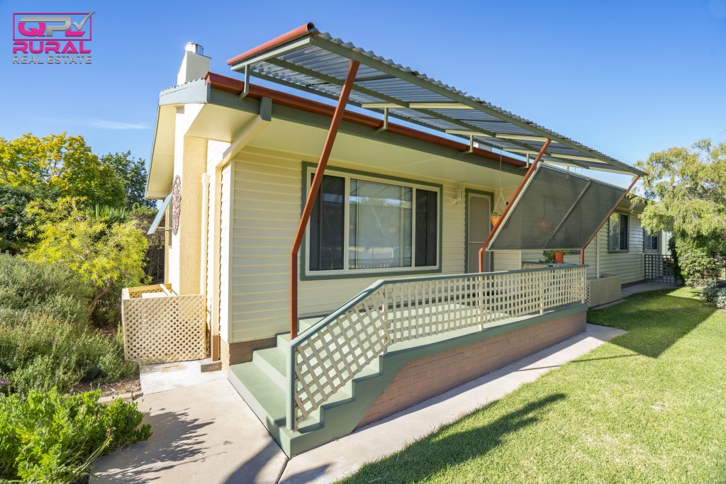 122 Camp Street, Temora NSW 2666 - photo 2