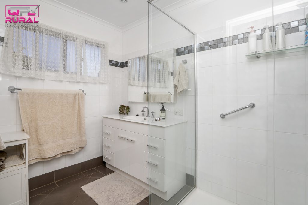 122 Camp Street, Temora NSW 2666 - photo 15