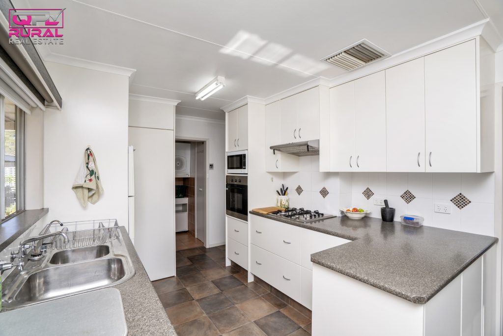 122 Camp Street, Temora NSW 2666 - photo 8