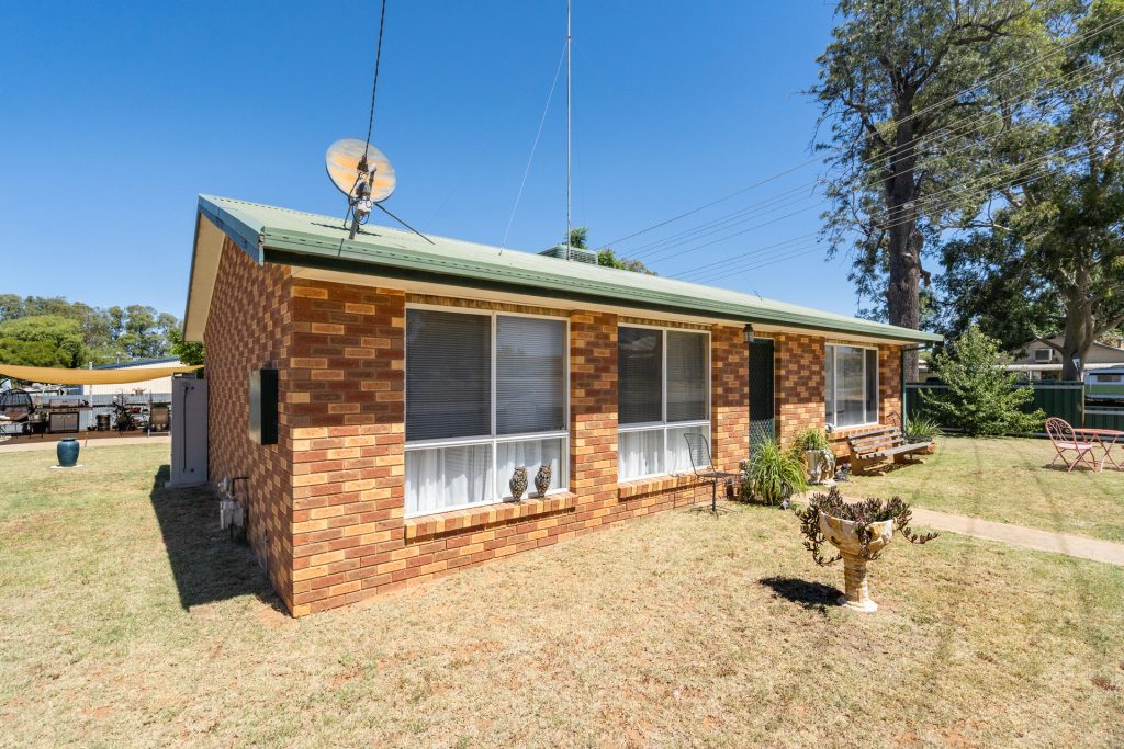 92 Twynam Street, Narrandera NSW 2700 - photo 2