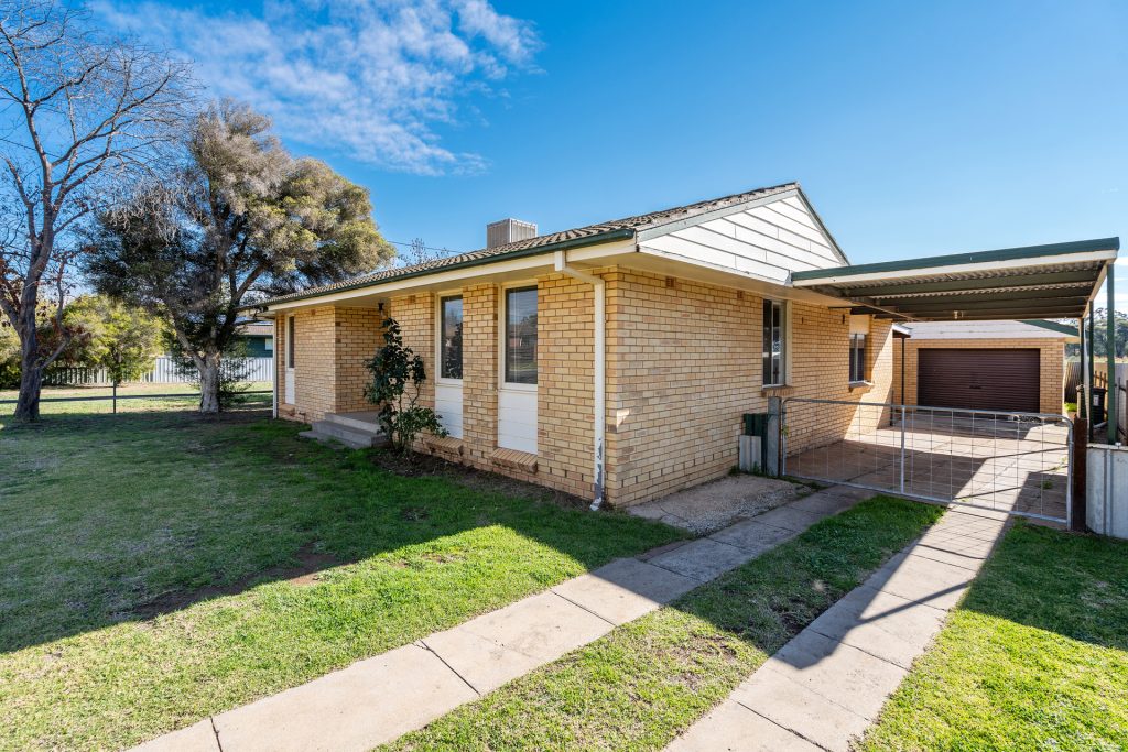 15 Gossamer Street, Leeton NSW 2705 - McGrath Riverina