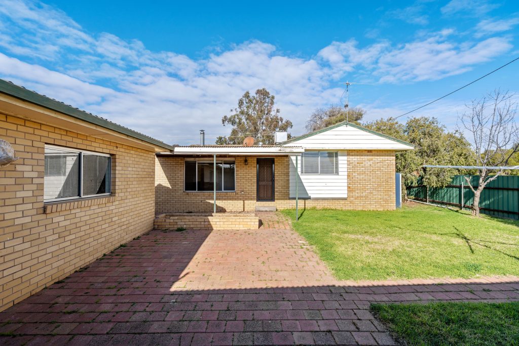 15 Gossamer Street, Leeton NSW 2705 - photo 8