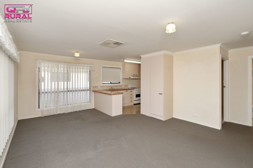 1/188 Deboos Street, Temora NSW 2666 - photo 4