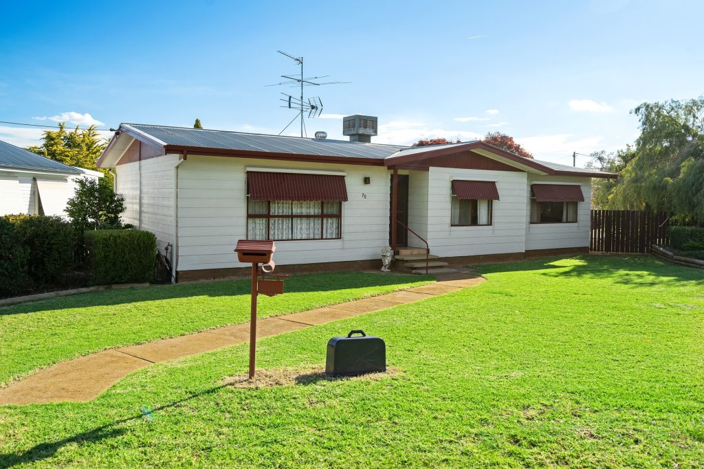 70 Holbrook Street, Temora NSW 2666 - photo 2