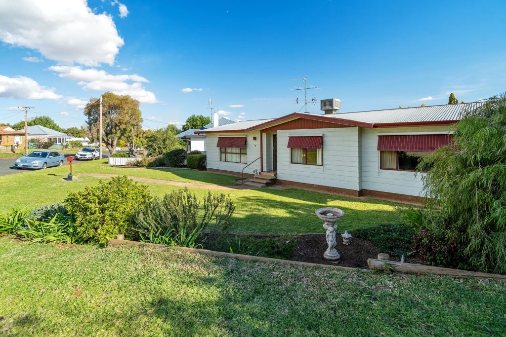 70 Holbrook Street, Temora NSW 2666 - photo 3