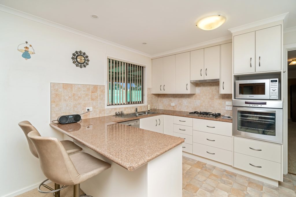 70 Holbrook Street, Temora NSW 2666 - photo 4