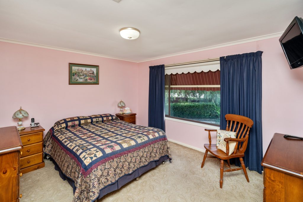 70 Holbrook Street, Temora NSW 2666 - photo 5