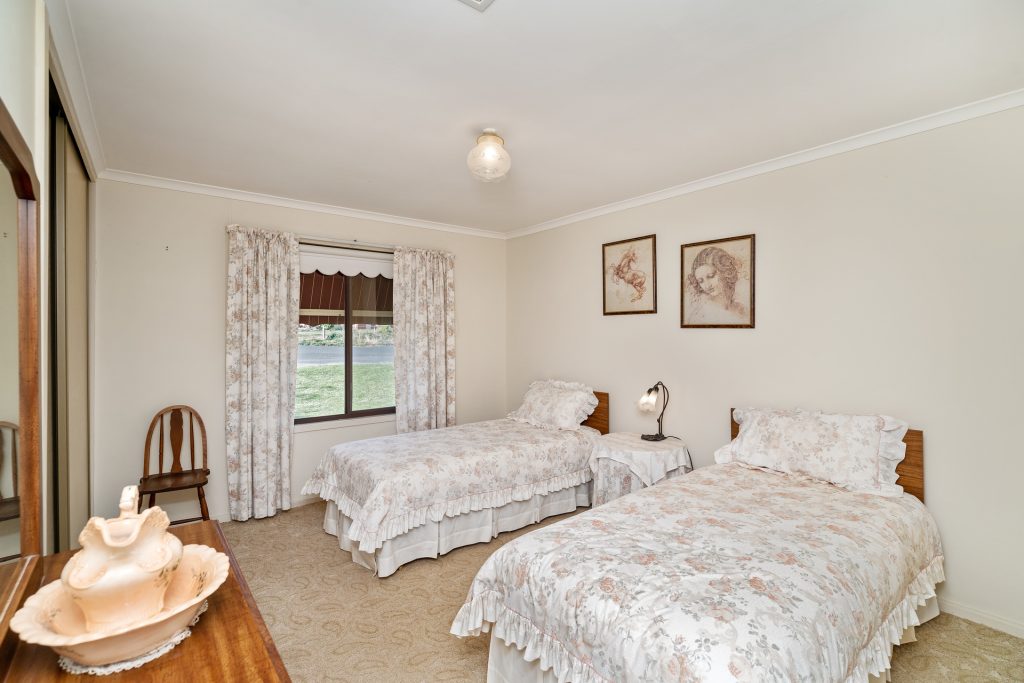 70 Holbrook Street, Temora NSW 2666 - photo 6