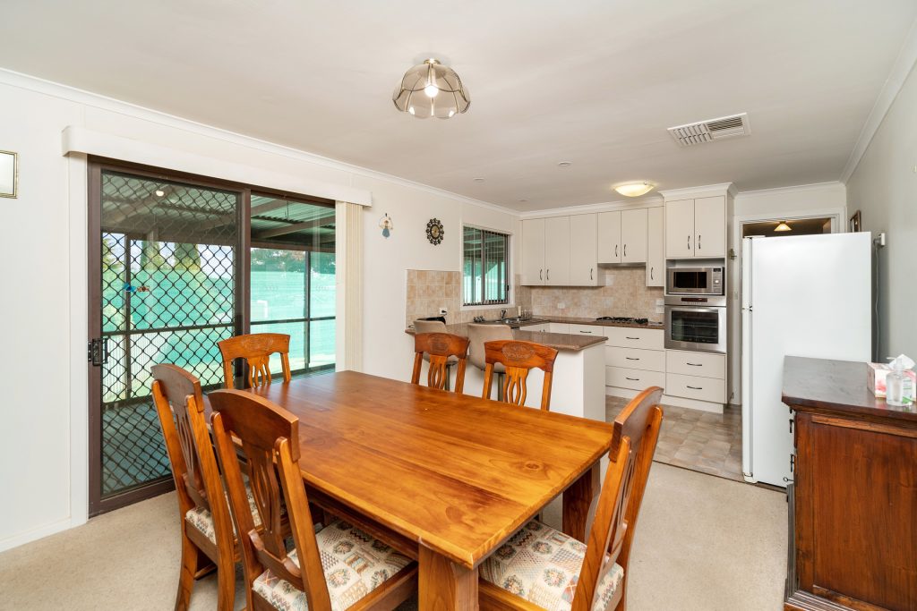 70 Holbrook Street, Temora NSW 2666 - photo 8