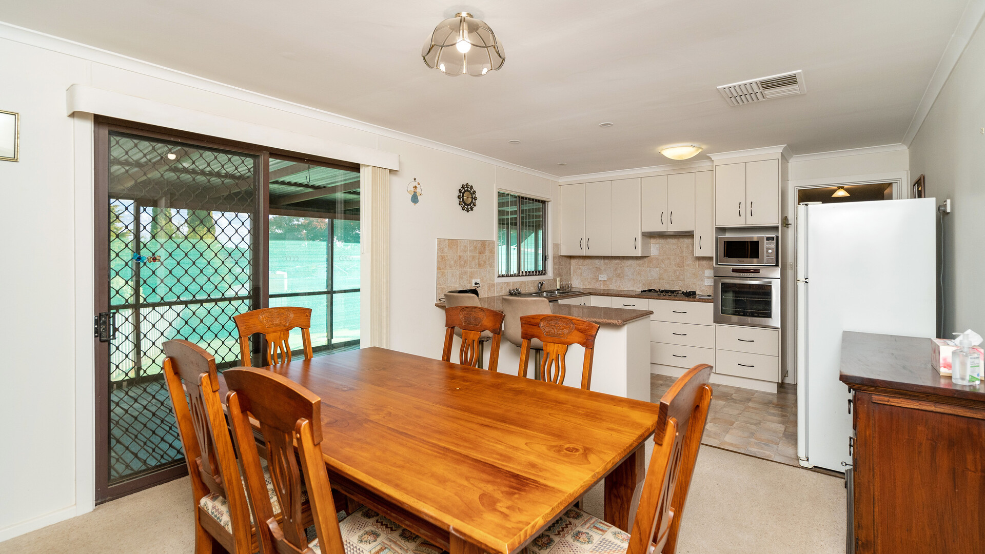 70 Holbrook Street, Temora NSW 2666 - photo 8