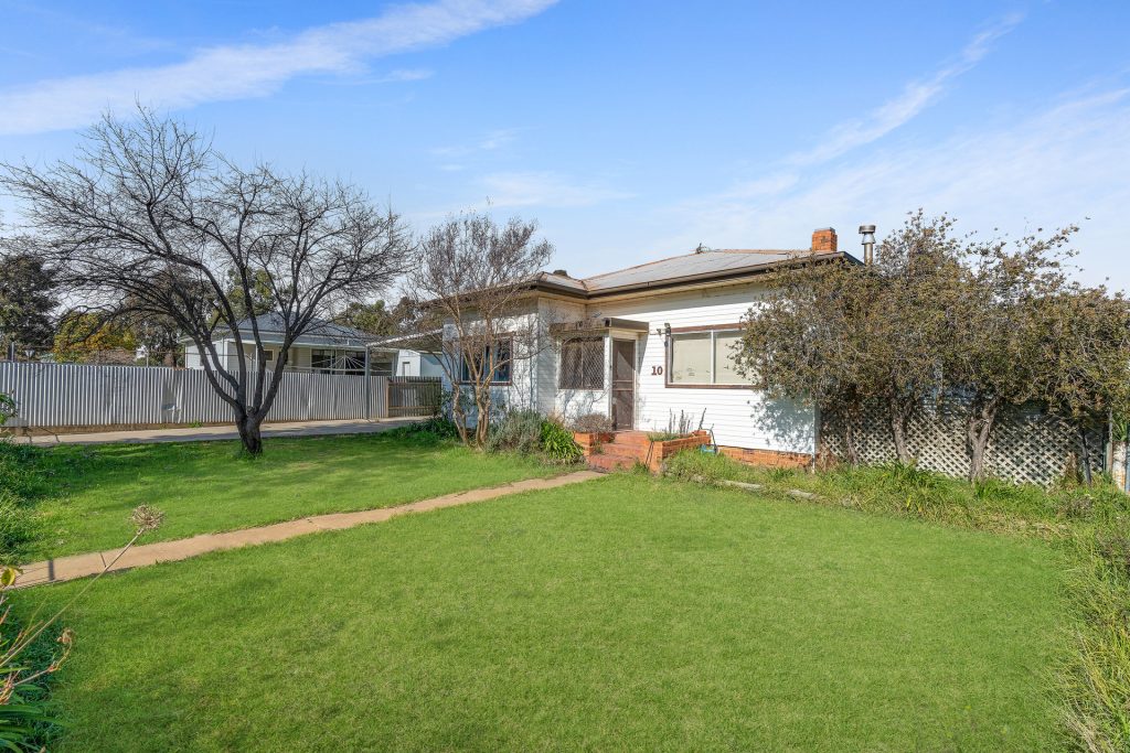 10 Railway Avenue, Leeton NSW 2705 - photo 2