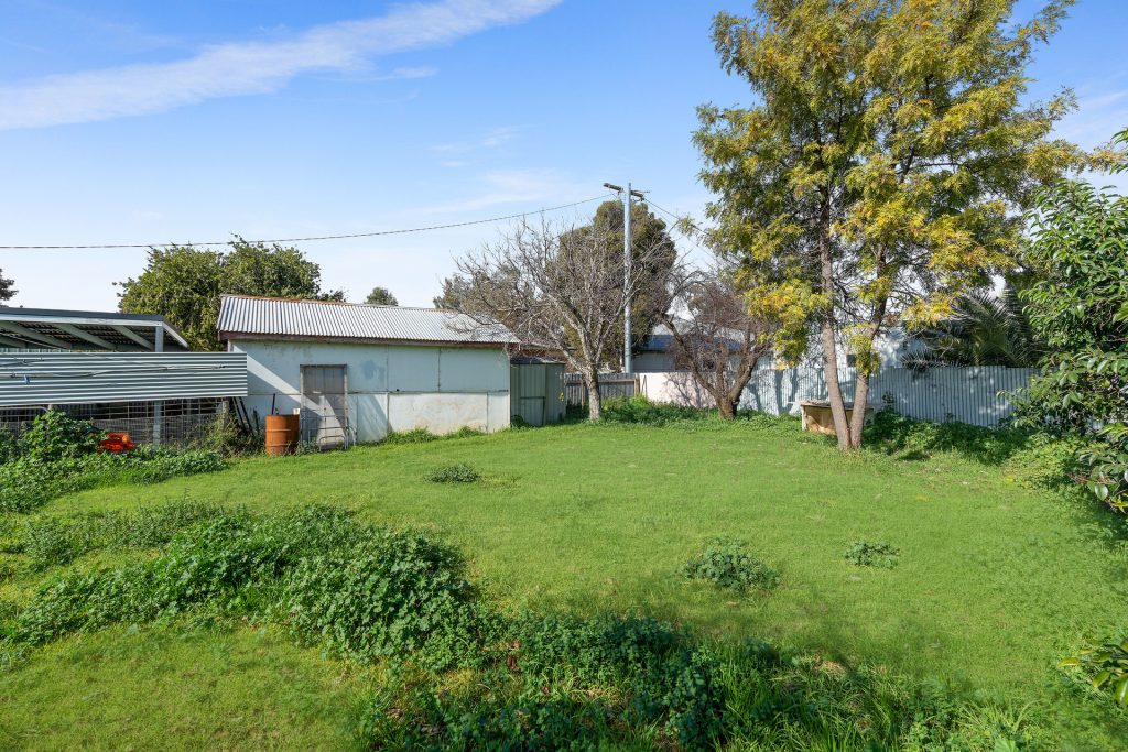 10 Railway Avenue, Leeton NSW 2705 - photo 9