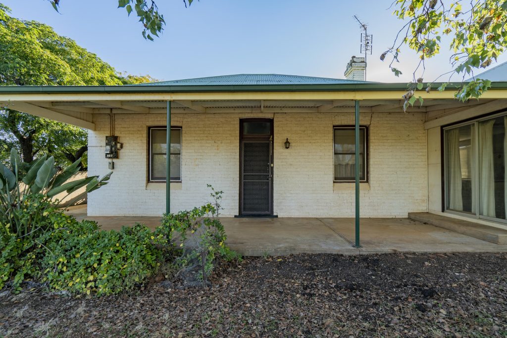 28 McGregor Street, Temora NSW 2666 - photo 2