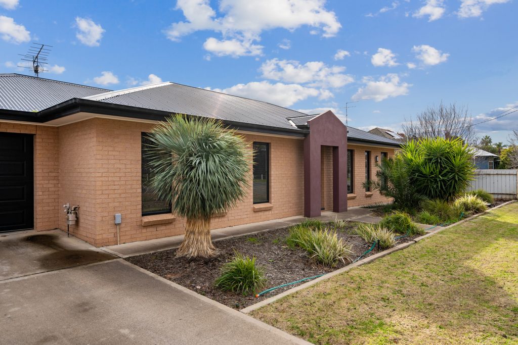 2/100 Adams Street, Narrandera NSW 2700 - photo 2