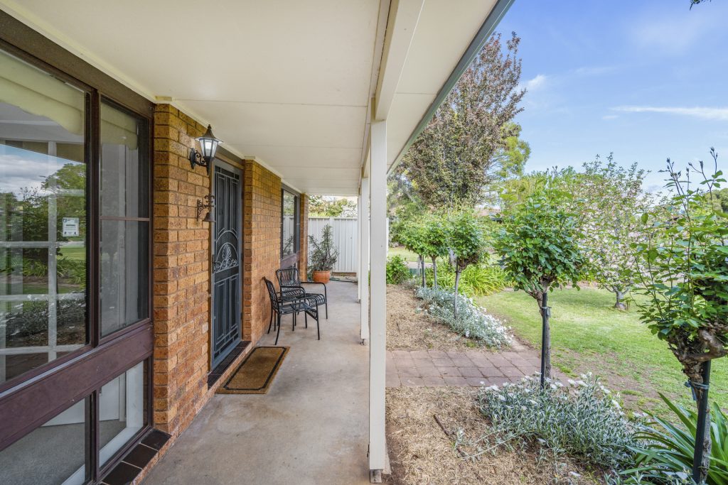 17 Roma Avenue, Leeton NSW 2705 - photo 2