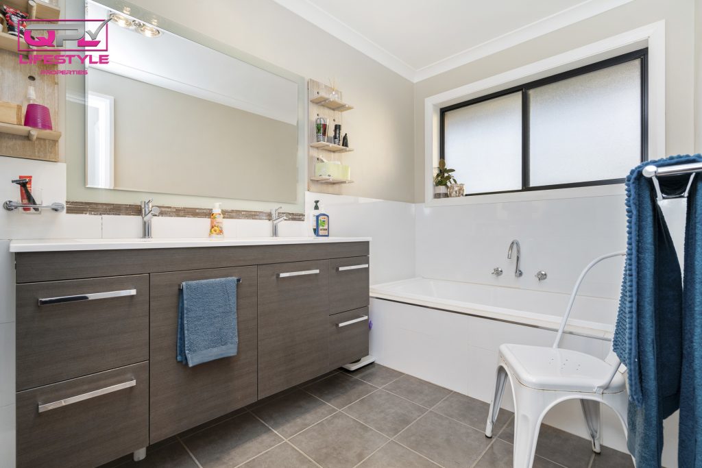 6 Rosella Street, Temora NSW 2666 - photo 12