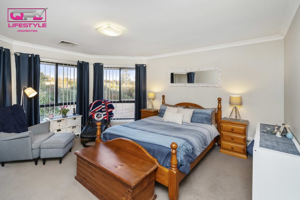 6 Rosella Street, Temora NSW 2666 - photo 8