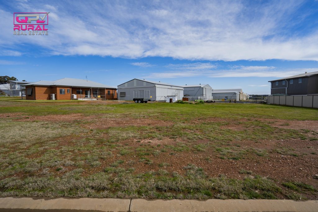 54 Airport Street, Temora NSW 2666 - photo 5