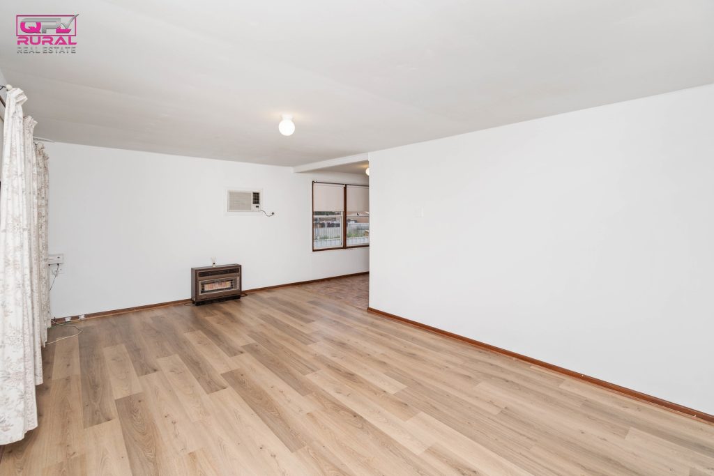 105 Tonkin Street, Temora NSW 2666 - photo 6