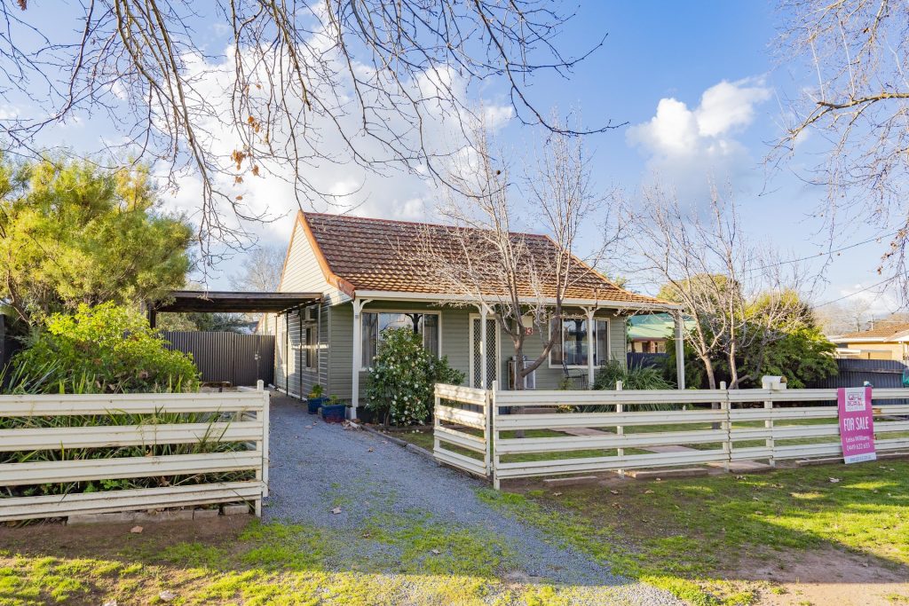 33 Dundas Street, Narrandera NSW 2700 - photo 2