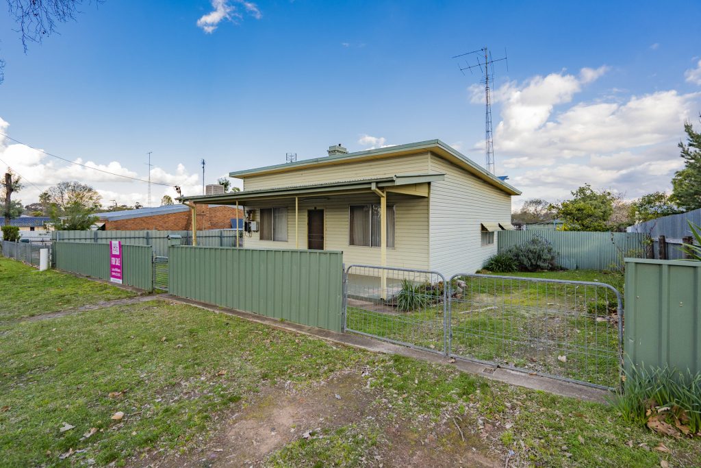 32 Dundas Street, Narrandera NSW 2700 - photo 2