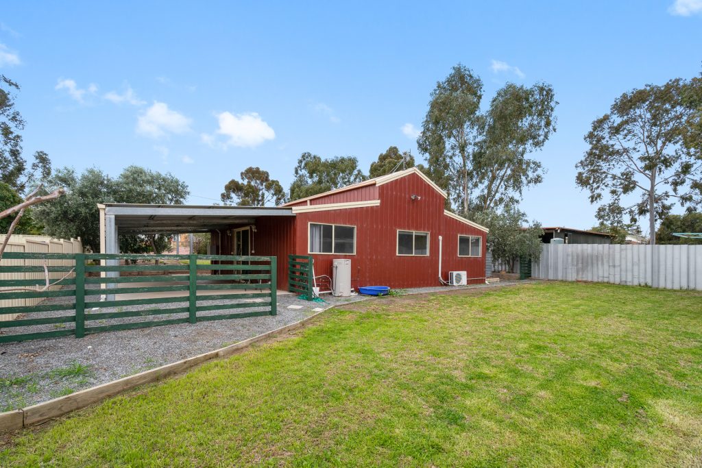 18 Frank Street, Narrandera NSW 2700 - photo 2