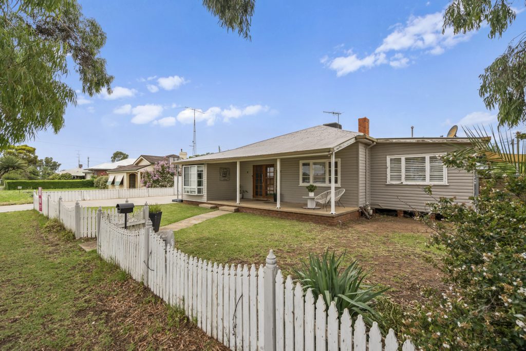 147 Palm Avenue, Leeton NSW 2705 - photo 2